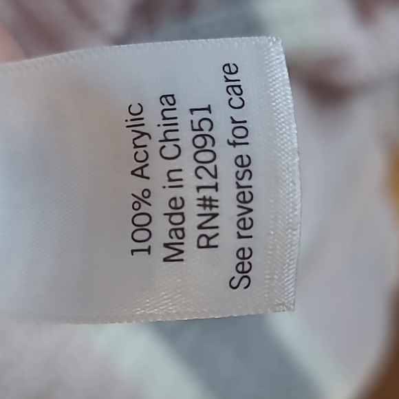 Lovely Spring Sweater 💜 💕 💖 - Picture 3 of 3